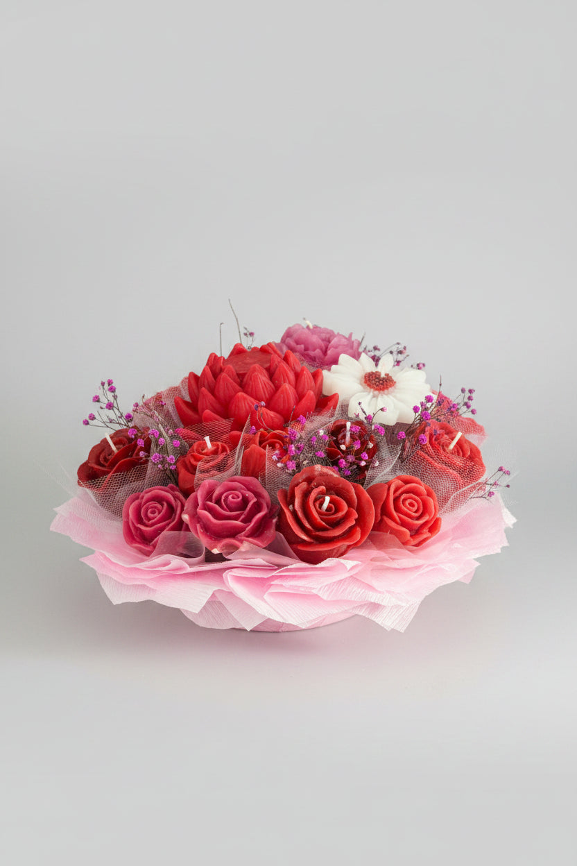 Großer Kerzenwachs Blumenstrauß elegant dekoriert in einem flachen Vase
