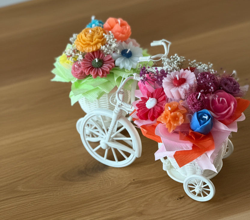 Wachsblumenstrauß im Dreirad in Größe S – zarter und farbenfroher handgefertigter Kerzenstrauß