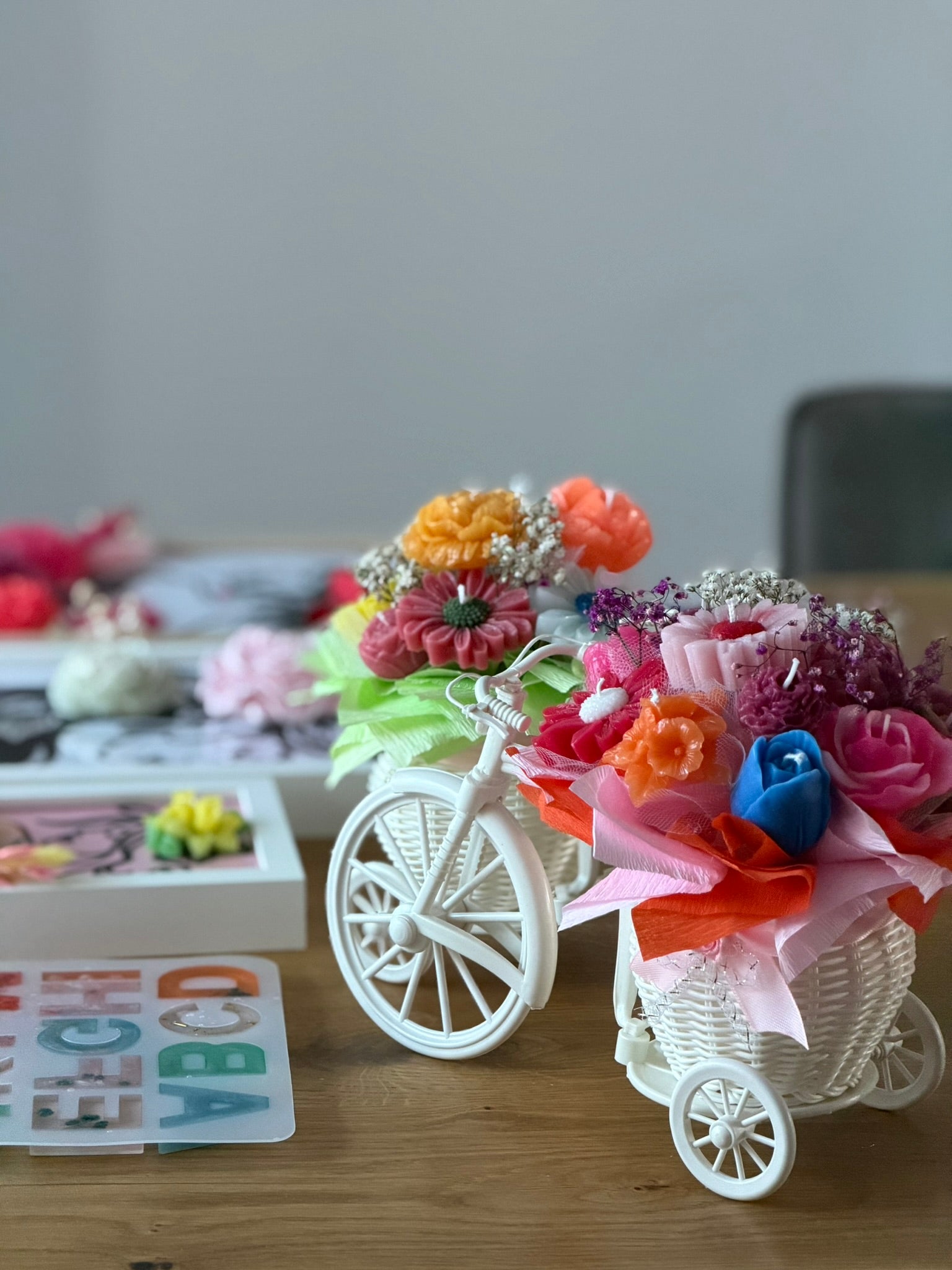 Handgegossener Blumenstrauß S aus Kerzenwachs auf Dreirad