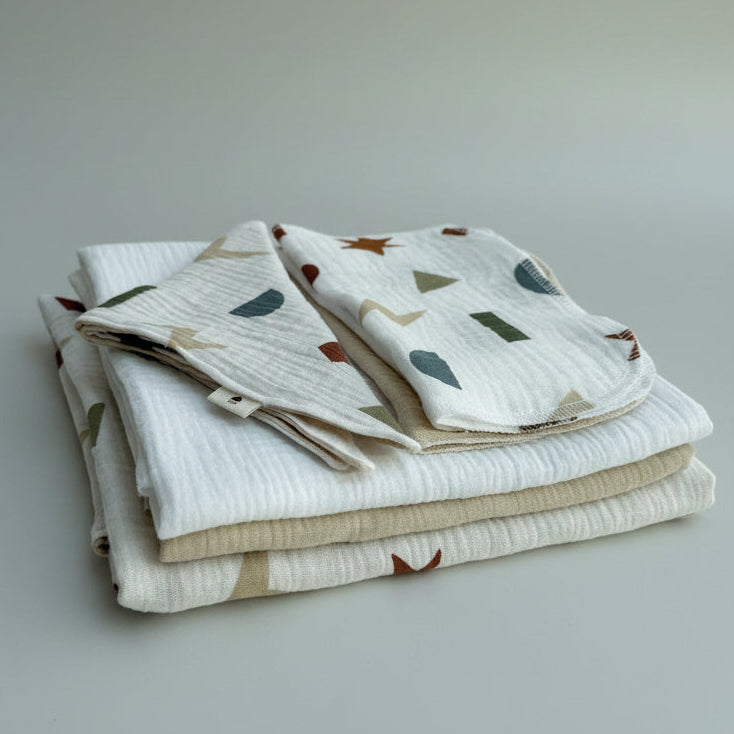 Moderne Formen aus Graphik-Design mit einem Hauch an Kubismus für Babys als Geschenk aus hochwertigem Musselin