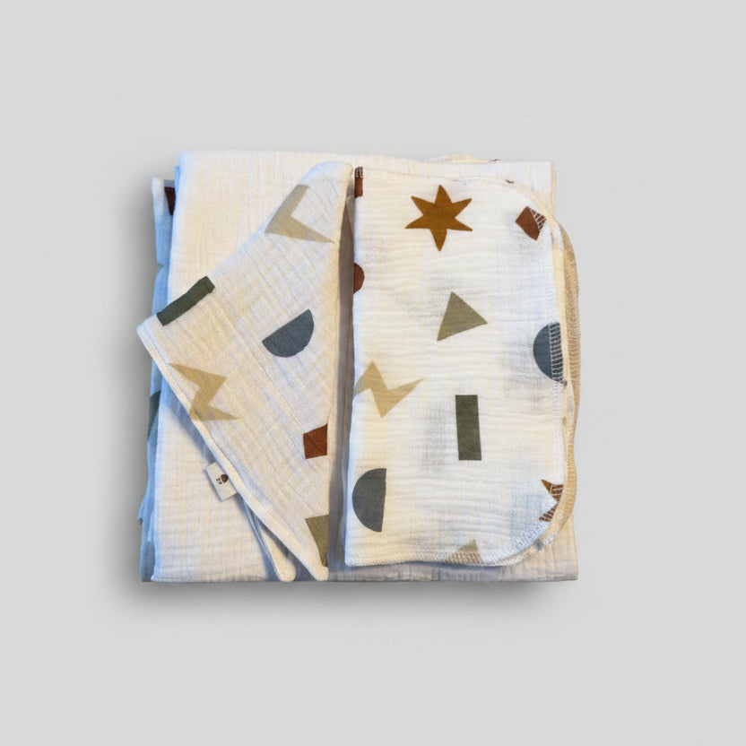 Graphik-Design mit einem Hauch an Kubismus für Babys als Geschenk aus hochwertigem Musselin