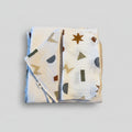 Graphik-Design mit einem Hauch an Kubismus für Babys als Geschenk aus hochwertigem Musselin