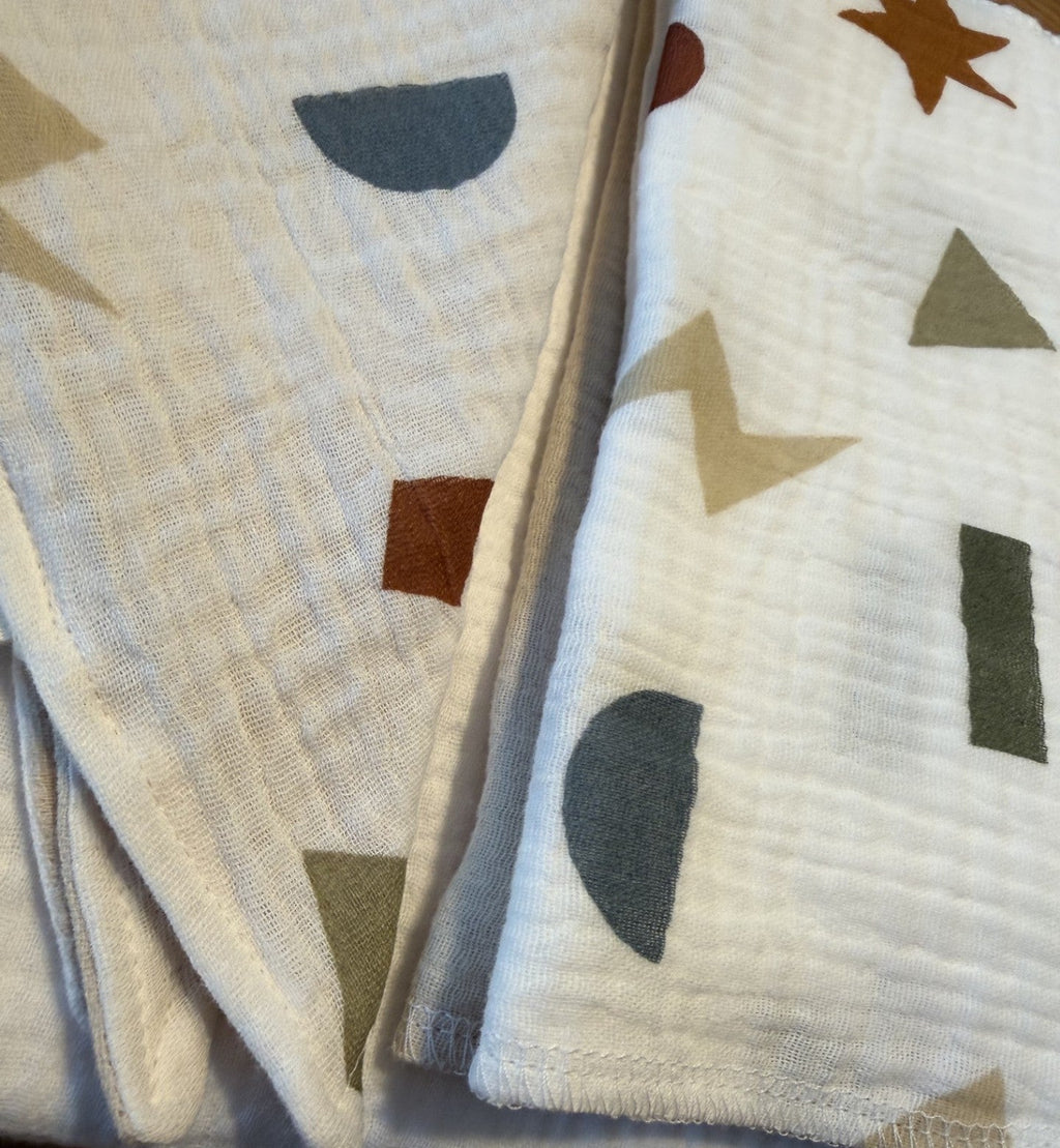 Moderne kubische Formen und Graphiken auf einen premium Babyset mit Spucktuch und Lätzchen aus Musselin