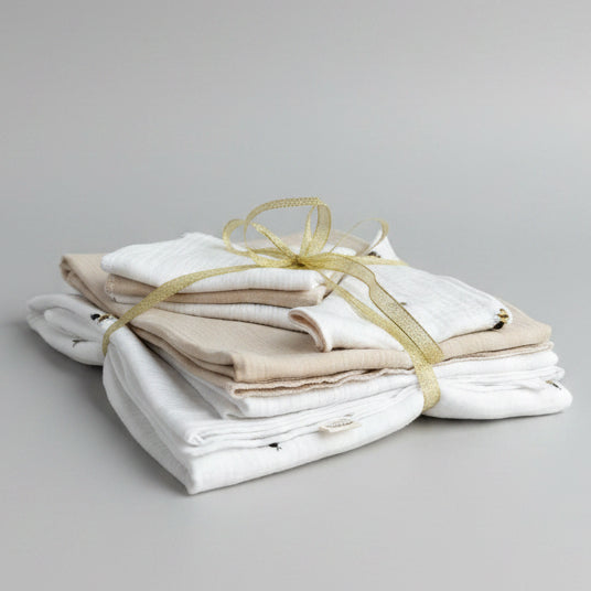 Niedlicher Babyset mit Bienenmuster aus hochwertigem Musselin aus Handarbeit für die Erstausstattung