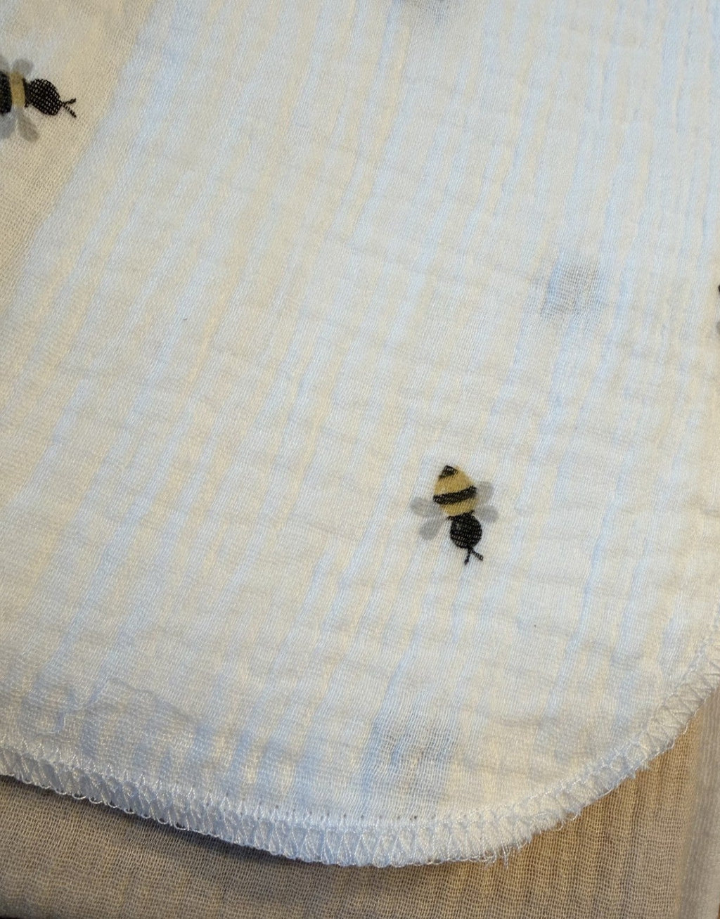 Musselin Stoff als Teil von einem premium Babyset mit Bienen in Weiß und Beige