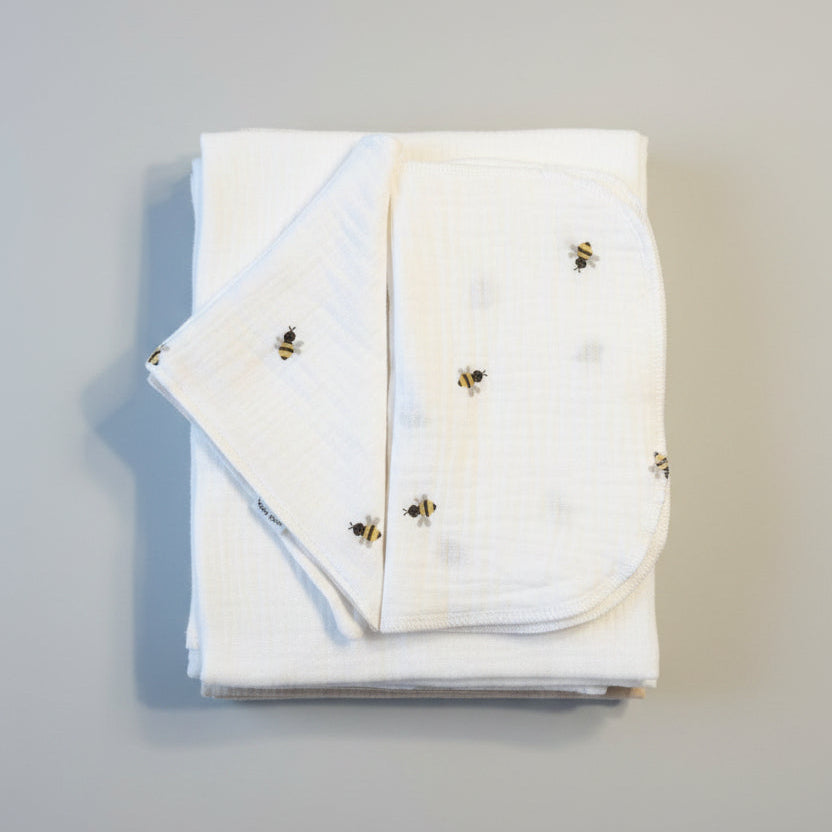 Zarter Musselin Stoff als Babyset als Geschenk zur Erstausstattung
