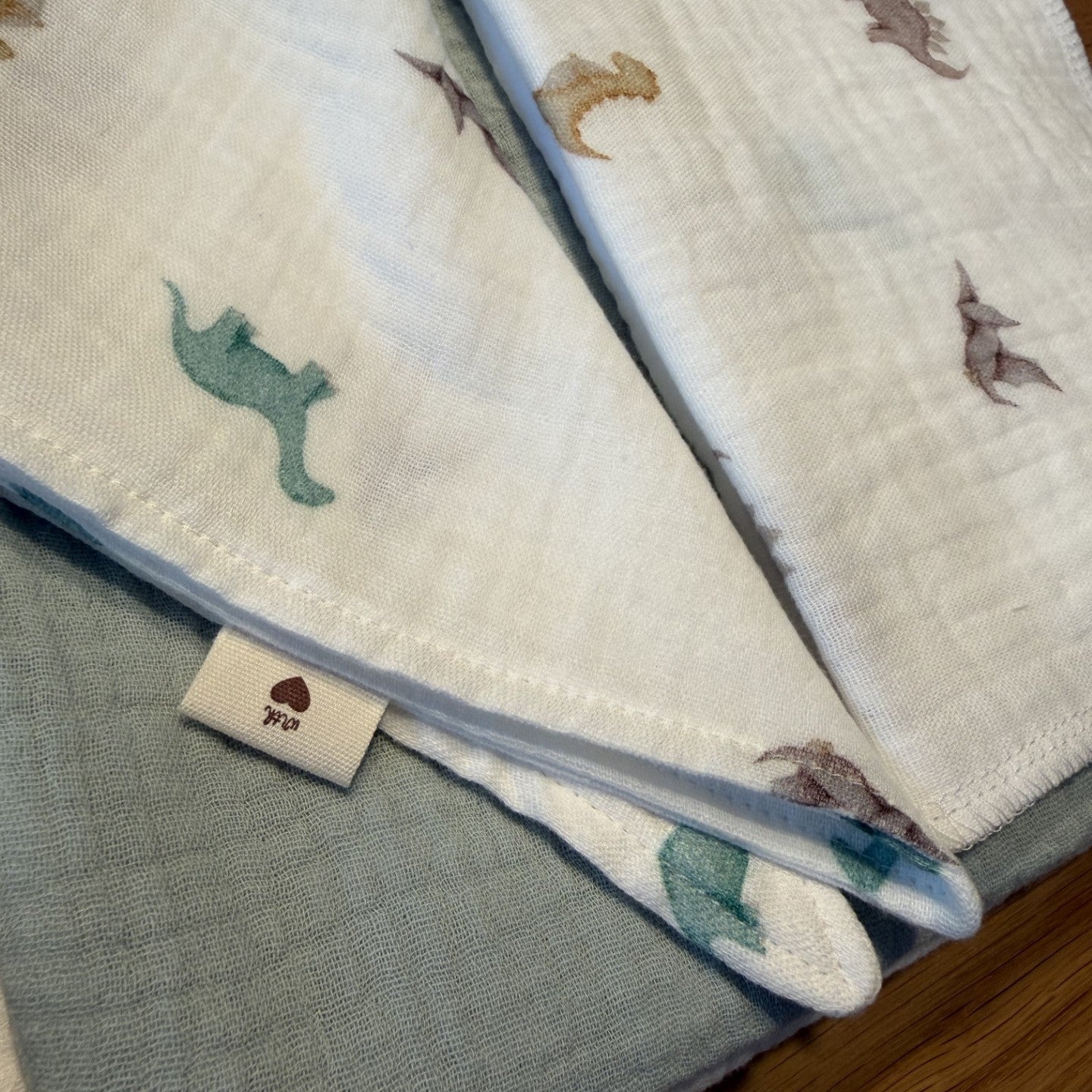 Hochwertiger Babyset aus Musseln als Geschenk verpackt. 