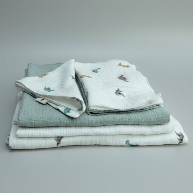 Niedliche Dino Muster auf Babyset aus hochwertigem Musselin aus reiner Handarbeit hergestellt