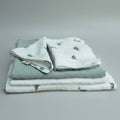 Niedliche Dino Muster auf Babyset aus hochwertigem Musselin aus reiner Handarbeit hergestellt
