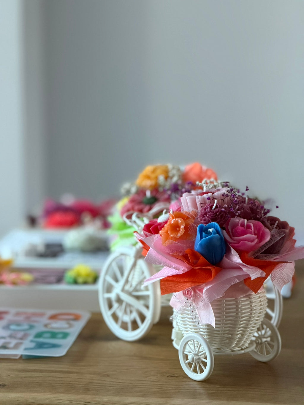 Wachsblumenstrauß im Dreirad in Größe S – im Atelier ausgestellter, zarter und farbenfroher handgefertigter Kerzenstrauß