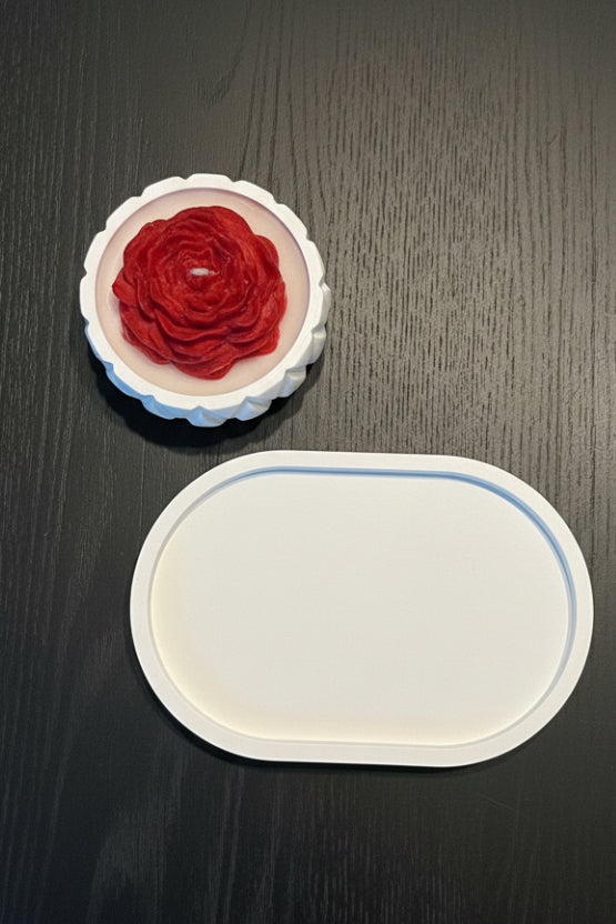 Rosen-Kerze im Gips-Relief in Weiß und Rot – florale Romantik von Zweig und Faden