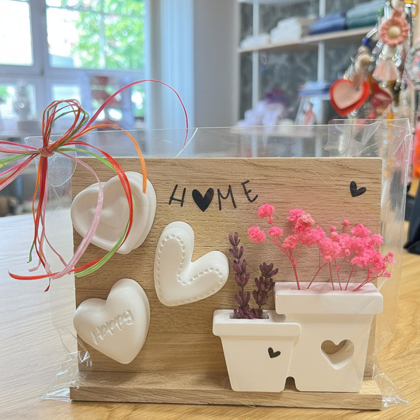 Blumentopf mit Herzen und Holzrahmen
