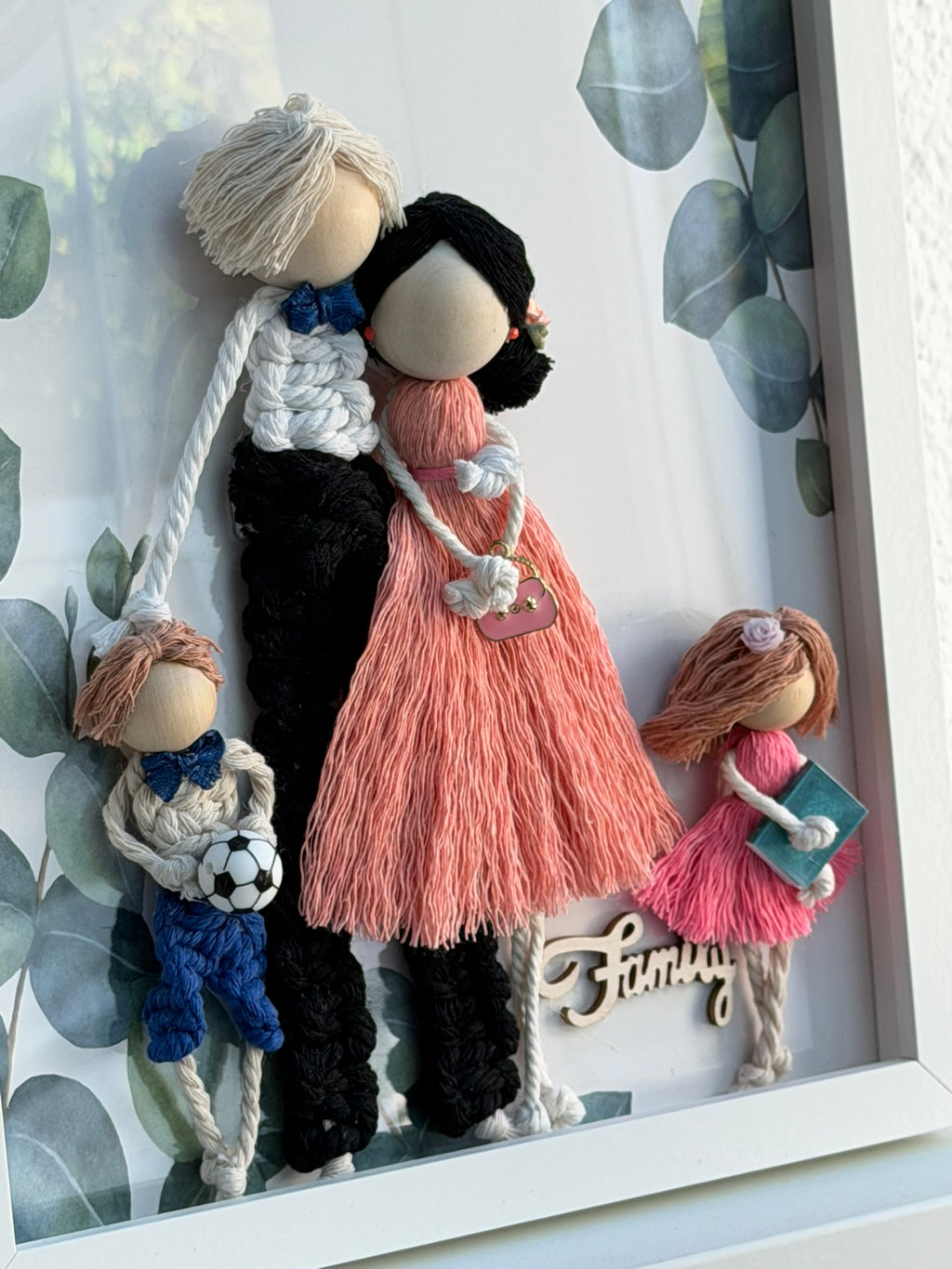 Makramee-Familienbild Detailansicht – personalisiertes Textilkunstwerk