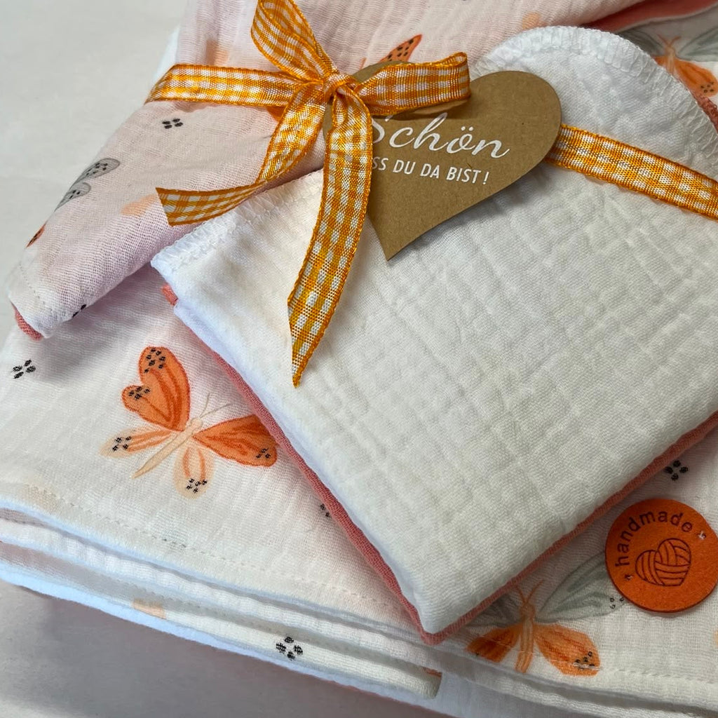 Musselin Baby-Set mit Schmetterlingen und schönen Details in orange und weiß