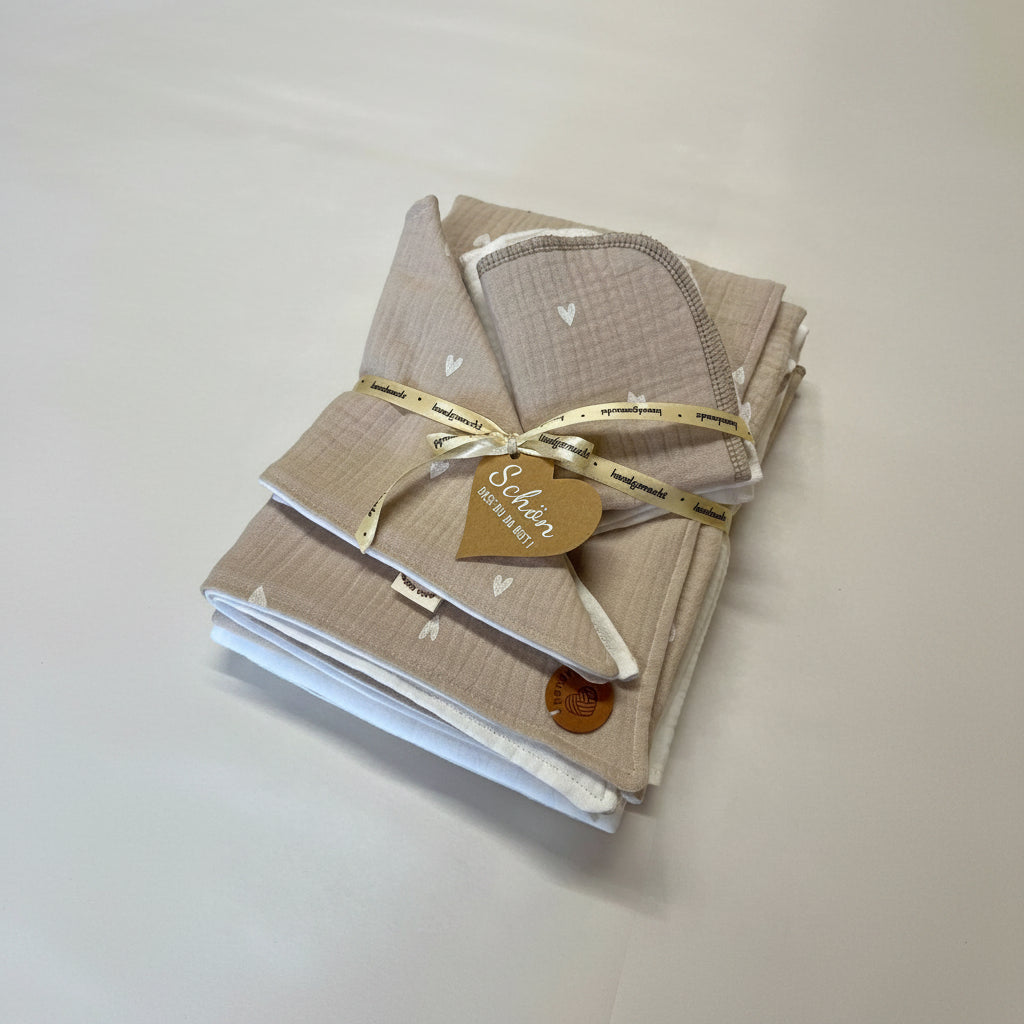 Premium Musseiln Baby-Set als Geschenk für die Erstausstattung sowie für eigene Ausstattung mit Herzen in Taube und Weiß