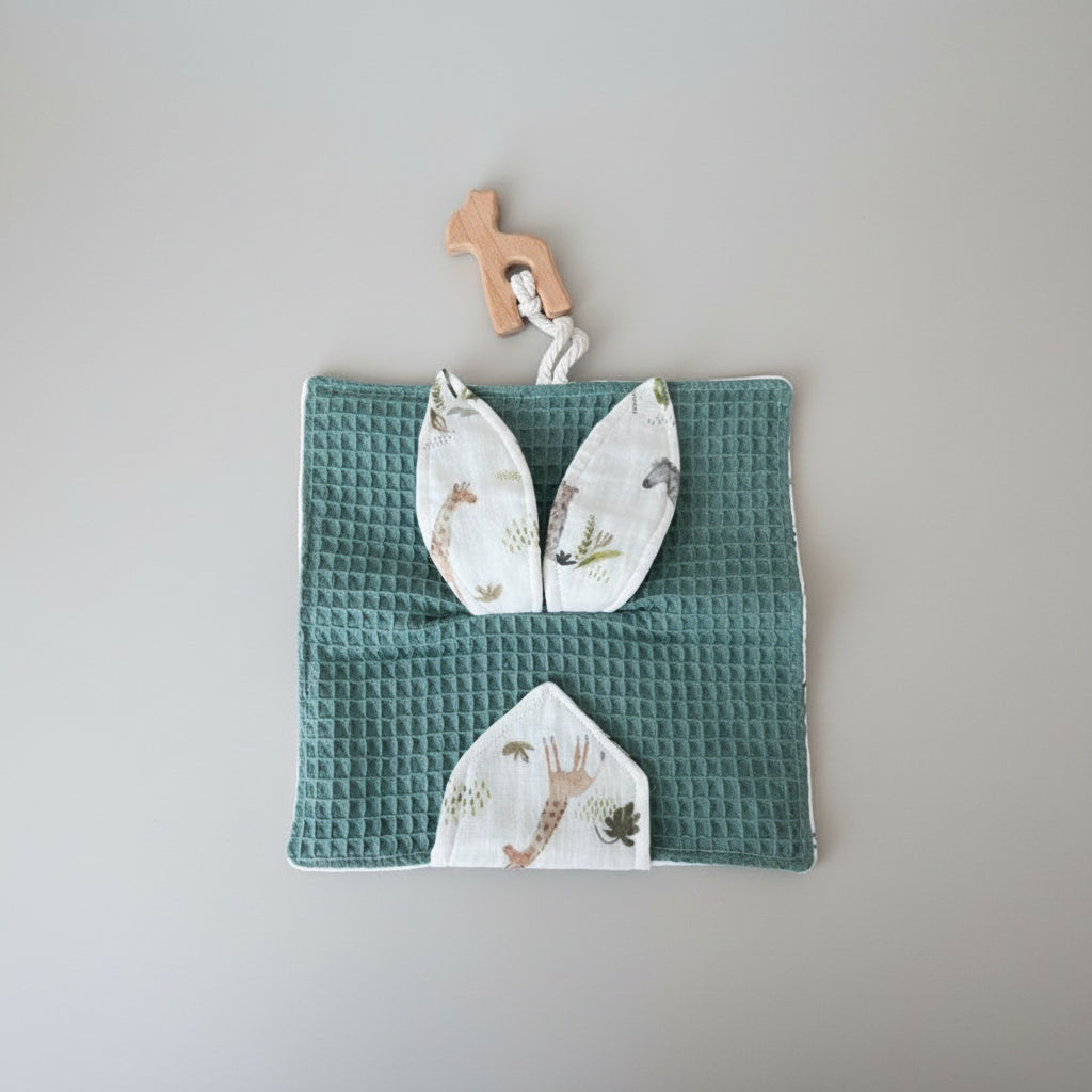 Musselin Shnuffeltuch mit Holzring im Safari Look als Geschenk für Erstausstattung