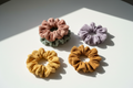 Musselin Scrunchie aus weichem Double-Gauze – elegantes Haargummi von Zweig und Faden