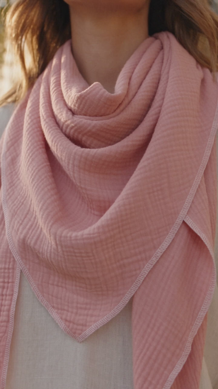 Hig End Commercial video vom Musselin Schal von Zweig und Faden in Rosa. Perfekt für sich selbst oder als Geschenk. Mehrere Farben erhältlich
